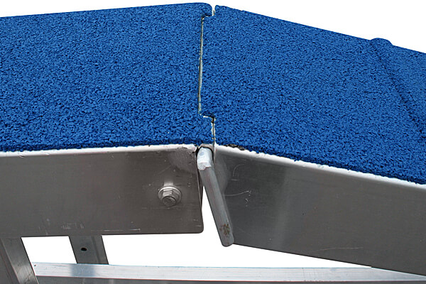 No gap in rubber at hinge pin